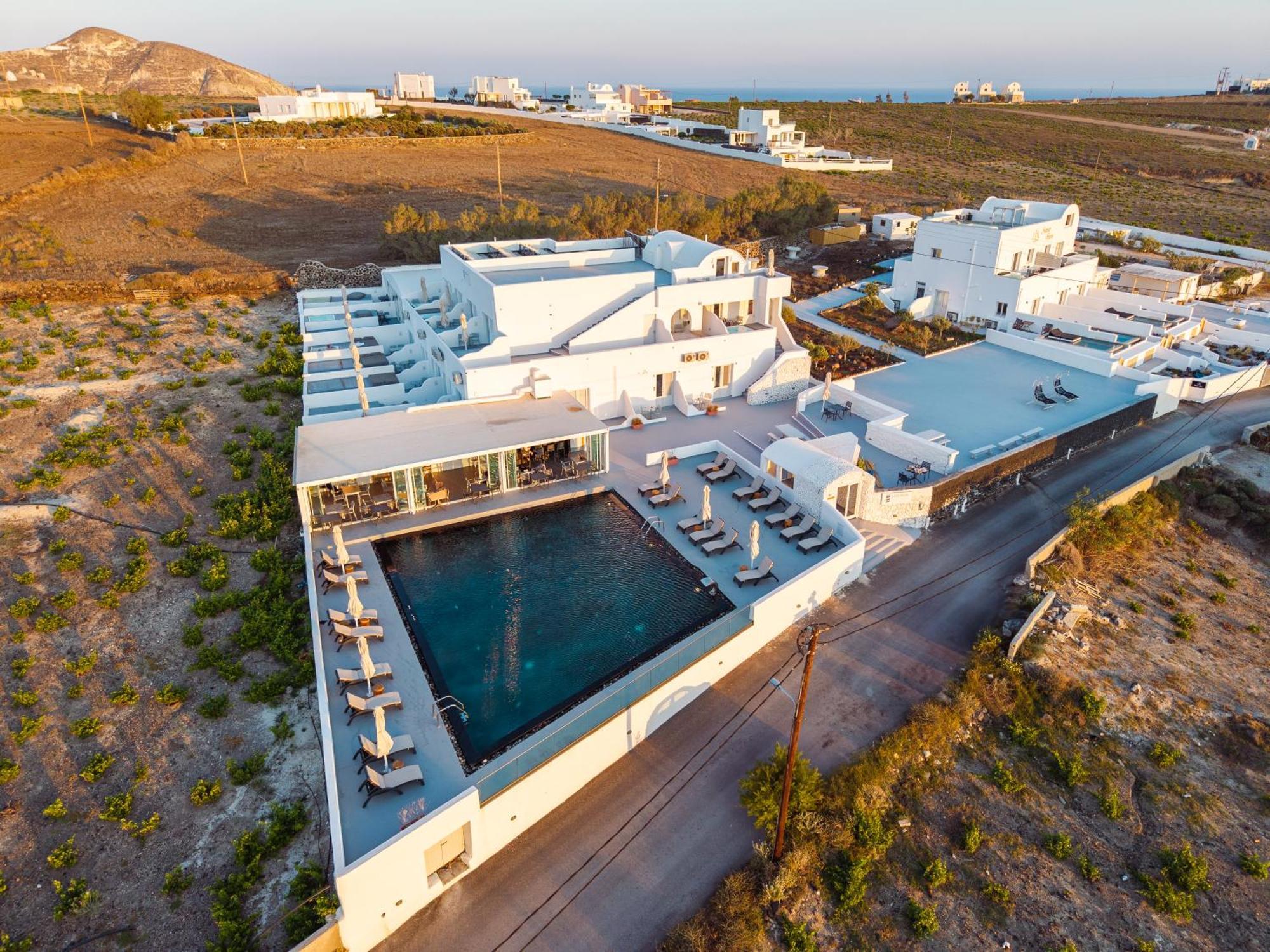 Serenita Luxury Suites Akrotírion Eksteriør billede