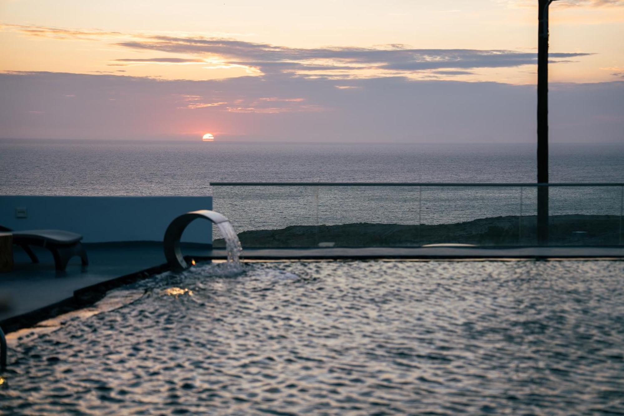 Serenita Luxury Suites Akrotírion Eksteriør billede